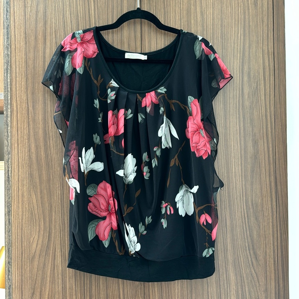 Floral, flowy blouse. Size: L